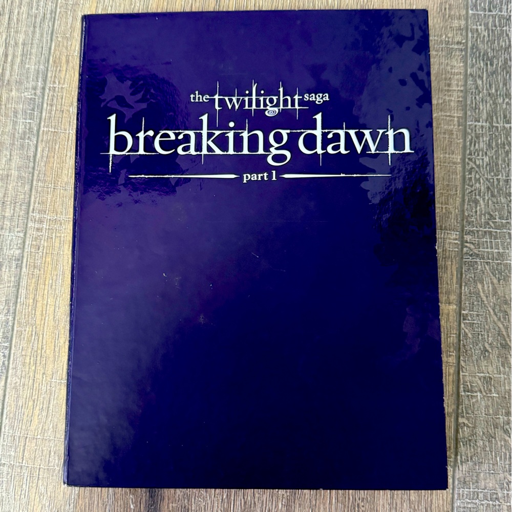 The Twilight Saga Breaking Dawn Part 1 Collectors Gift Set w/ Wedding Flower DVD